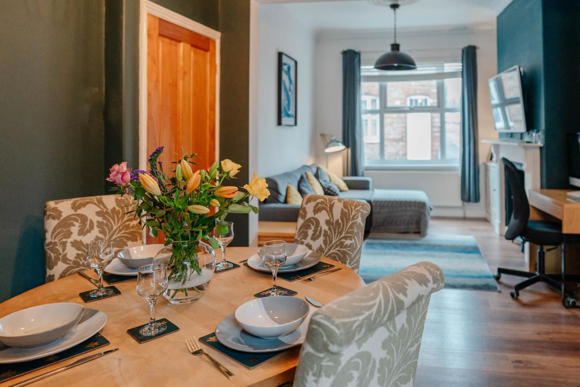 Charming Terrace Steps From City Walls And River - York — Photos 1